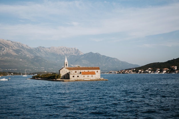 Foto gratuita iglesia solitaria en la isla en medio de un lago