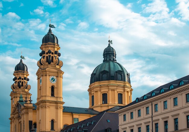 Iglesia Teatina bajo la luz del sol y un cielo nublado en Munich en Alemania