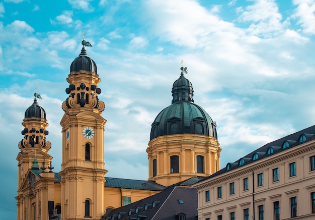 Iglesia Teatina bajo la luz del sol y un cielo nublado en Munich en Alemania