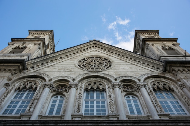 Iglesia con ventanales gigantes