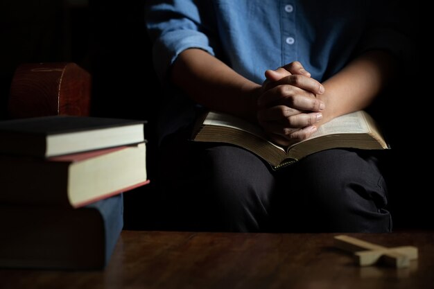 Iglesia vieja cruz y Biblia en madera