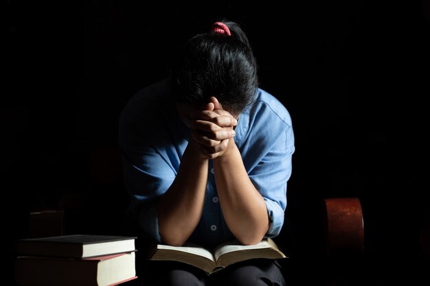 Iglesia vieja cruz y Biblia en madera