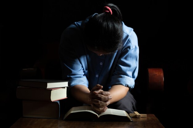 Iglesia vieja cruz y Biblia en madera