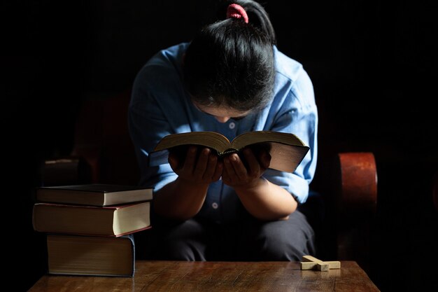 Iglesia vieja cruz y Biblia en madera