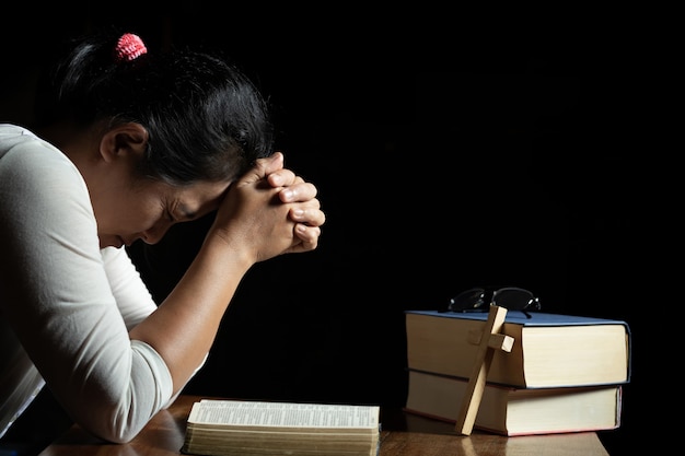 Iglesia vieja cruz y Biblia en madera