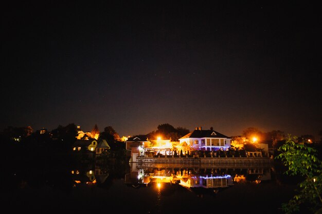 Iluminación de celebración nocturna cerca del lago