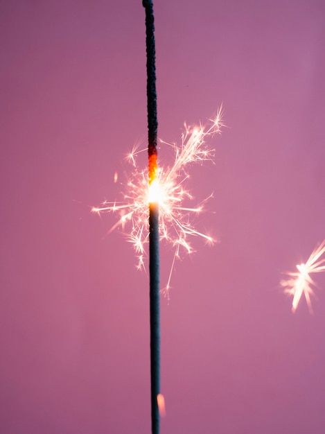 Foto gratuita iluminación de la luz de bengala sobre fondo rosa