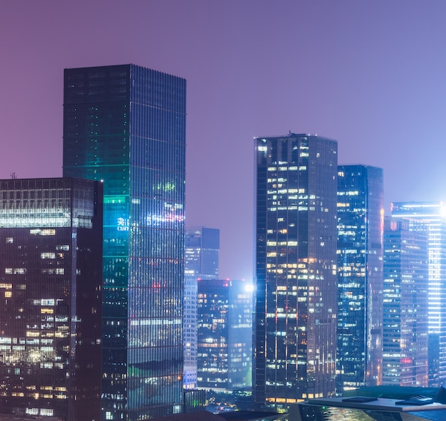 Iluminado paisaje urbano en Shanghai