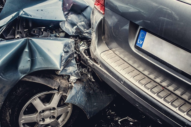 Imagen de un accidente automovilístico que involucra a dos autos.