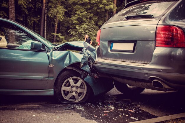 Imagen de un accidente automovilístico que involucra a dos autos.