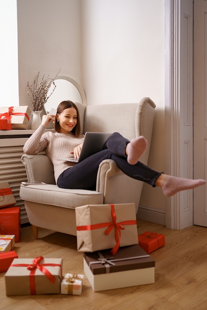 Imagen de agradable mujer feliz con tarjeta de crédito con espacio de copia usando laptop