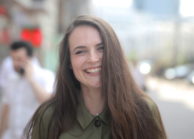 Imagen de una bella mujer sonriente contra un fondo borroso