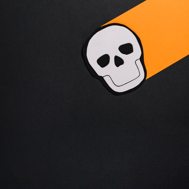 Imagen de calavera en hoja de papel naranja