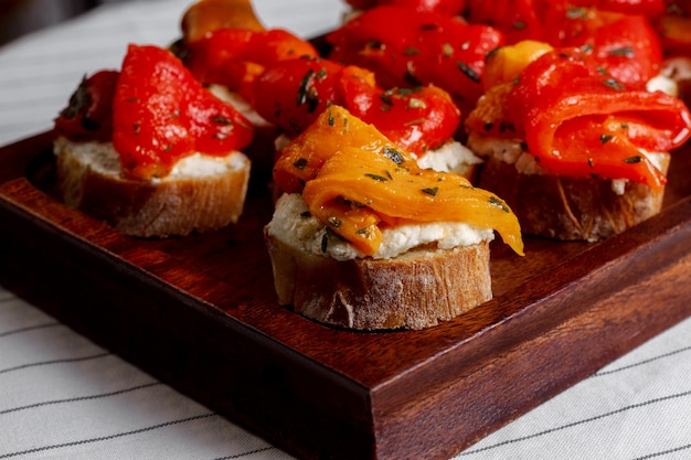 Imagen de canapés con salmón en la pared blanca.