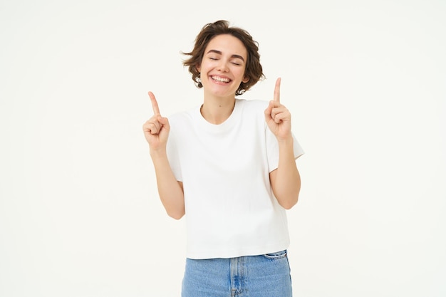 Imagen de una chica despreocupada riendo y sonriendo señalando con el dedo hacia arriba mostrando un banner de oferta promocional en la parte superior