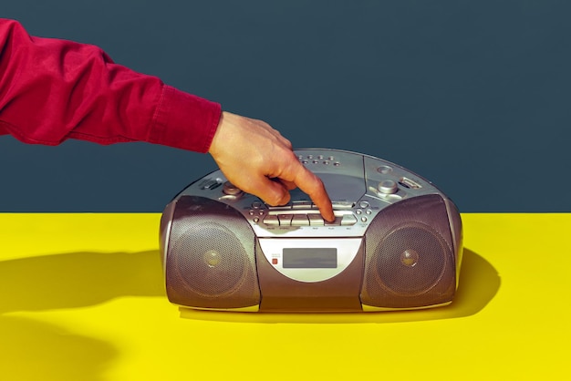 Imagen colorida de reproductor de radio retro sobre mantel amarillo brillante aislado sobre fondo gris