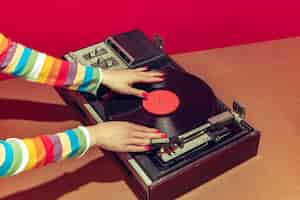 Foto gratuita imagen colorida del tocadiscos de vinilo retro aislado sobre fondo colorido cosas antiguas en la vida moderna