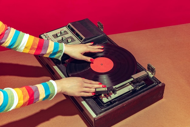 Imagen colorida del tocadiscos de vinilo retro aislado sobre fondo colorido Cosas antiguas en la vida moderna