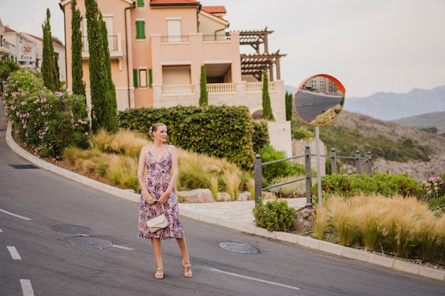 Foto gratuita imagen completa de una mujer elegante caminando en montenegro y disfrutando de sus vacaciones de verano