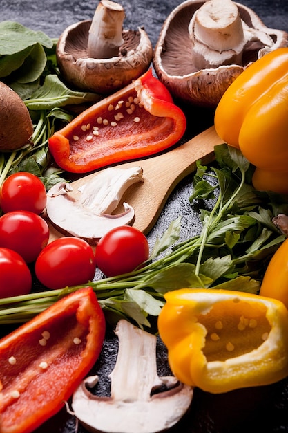 Imagen del concepto de estilo de vida saludable con diferentes verduras sobre la mesa