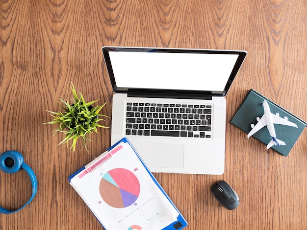 Imagen de concepto de viajero empresario. Flatlay de vista superior en un escritorio de madera