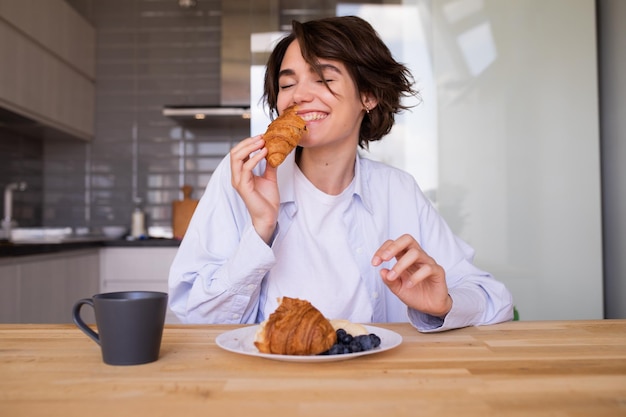 Imagen de croissant de olor de mujer encantadora