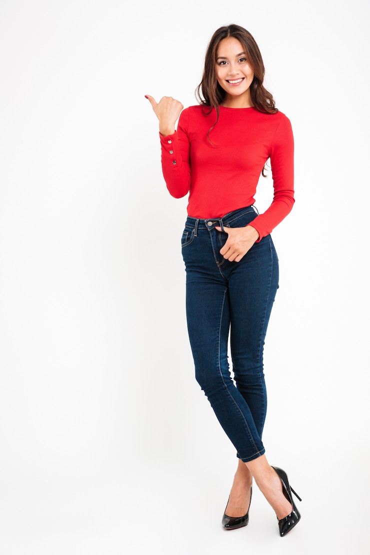 Foto gratuito imagen de cuerpo entero de joven alegre señalando copyspace.