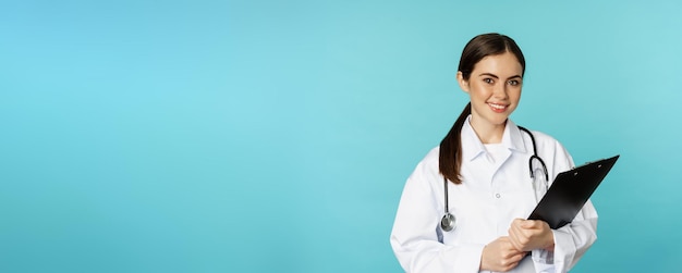 Foto gratuita imagen de una doctora profesional con portapapeles escribiendo paciente escuchando en el hospital cl