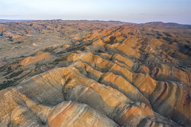 Imagen de un dron al atardecer de un lugar de belleza menos conocido y colorido desierto en la región de Kvemo Kartli