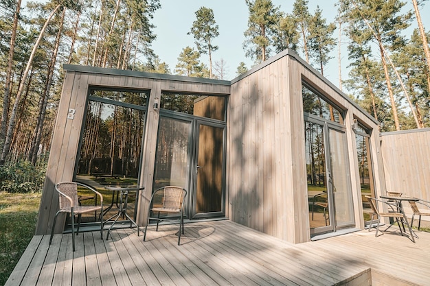 Imagen de un edificio de madera en el bosque.