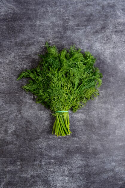 Imagen de eneldo verde en mesa gris