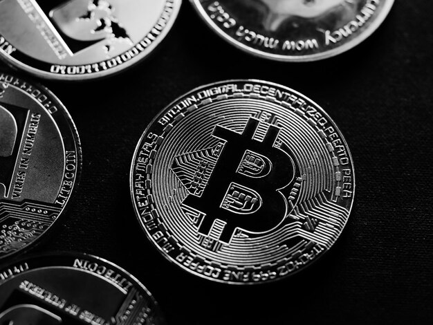 Imagen en escala de gris de las criptomonedas de oro y plata