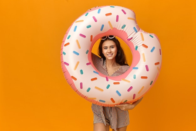 Imagen de estudio de adorable feliz joven mujer caucásica