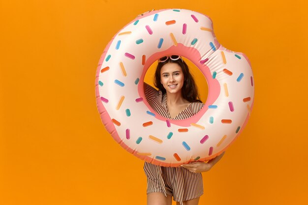 Imagen de estudio de adorable feliz joven mujer caucásica