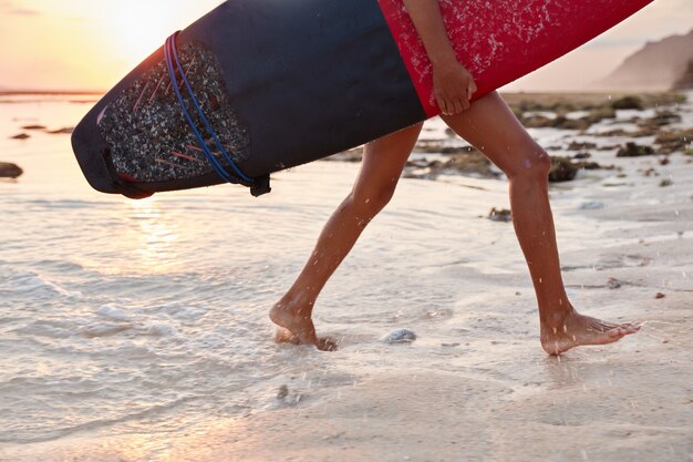 Imagen exterior de surfista femenina fotografiada en movimiento