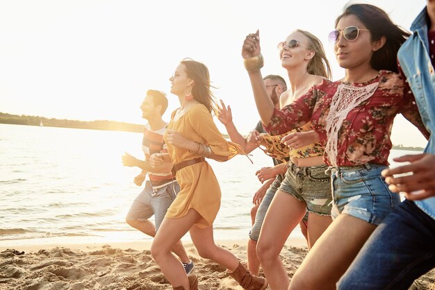 Imagen de gente corriendo en la playa