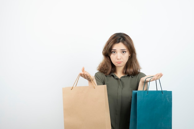 Imagen de una hermosa chica de pelo corto sosteniendo bolsas de compras. foto de alta calidad