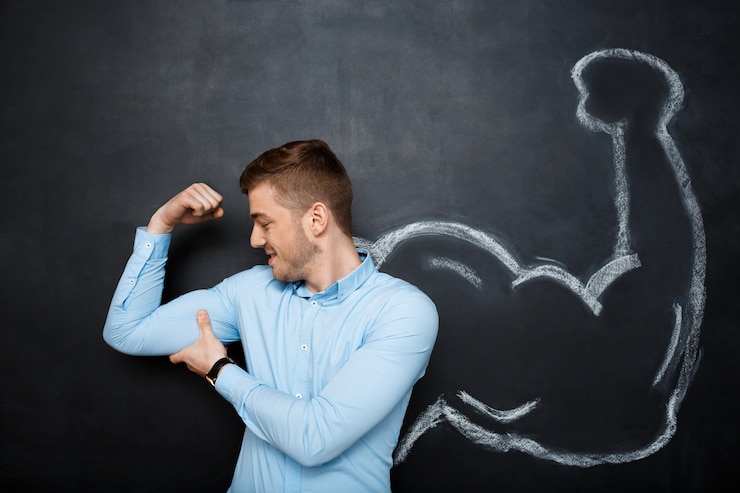 Foto gratuito imagen de hombre divertido con brazos musculares falsos