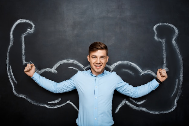 Imagen de hombre feliz divertido con brazos musculares falsos