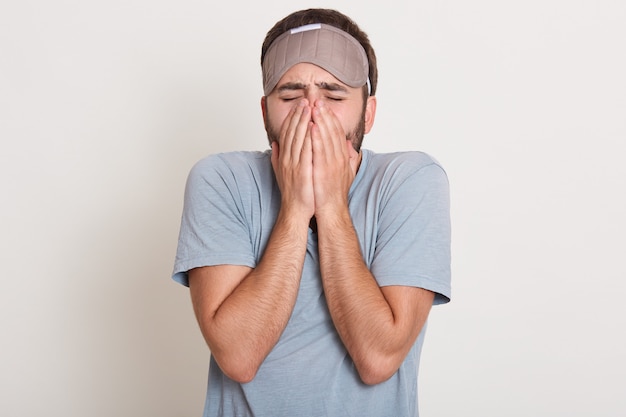 Imagen de hombre joven con barba vistiendo camiseta gris casual sobre blanco aislado