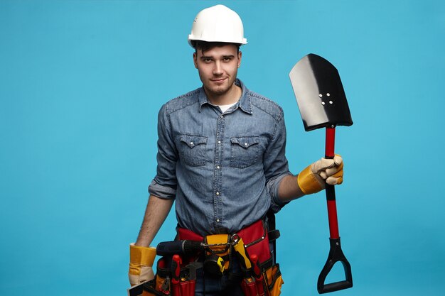 Imagen de hombre joven serio o cansado con guantes amarillos