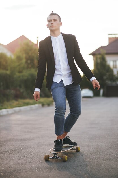 Imagen de un hombre con longboard en camino