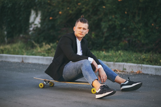 Imagen de un hombre con longboard en camino