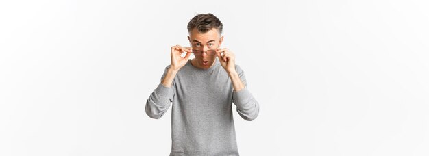 Foto gratuita imagen de un hombre de mediana edad apuesto y seguro de sí mismo con el pelo gris corto puesto en anteojos y luciendo asombrado