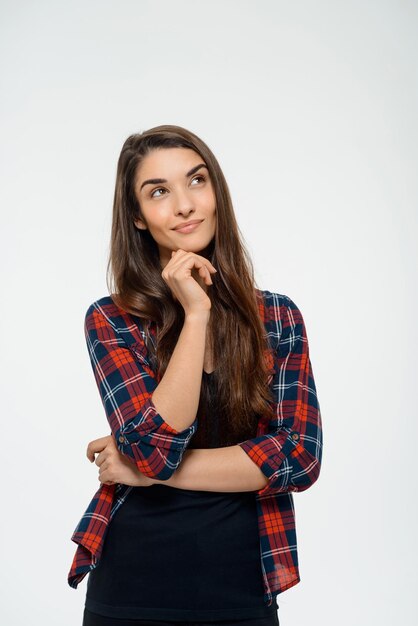 Imagen de una joven alegre vestida con una camisa a cuadros