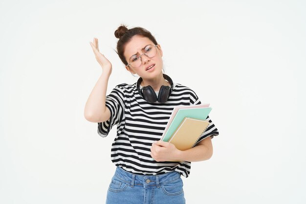 Foto gratuita imagen de una joven estudiante molesta con gafas que se queja de una tarea difícil en la universidad