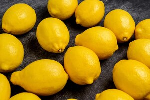 Foto gratuita imagen de limones sobre fondo gris