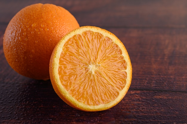 Imagen macro de naranja madura, en mesa de madera