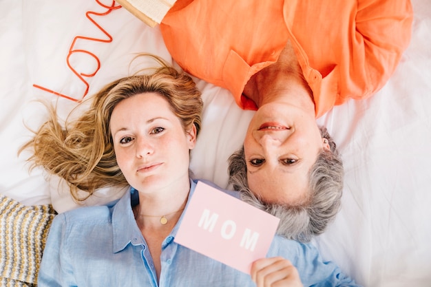 Imagen de madre e hija en cama