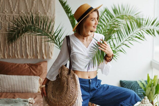 Imagen de moda de mujer morena elegante posando en casa en estilo boho